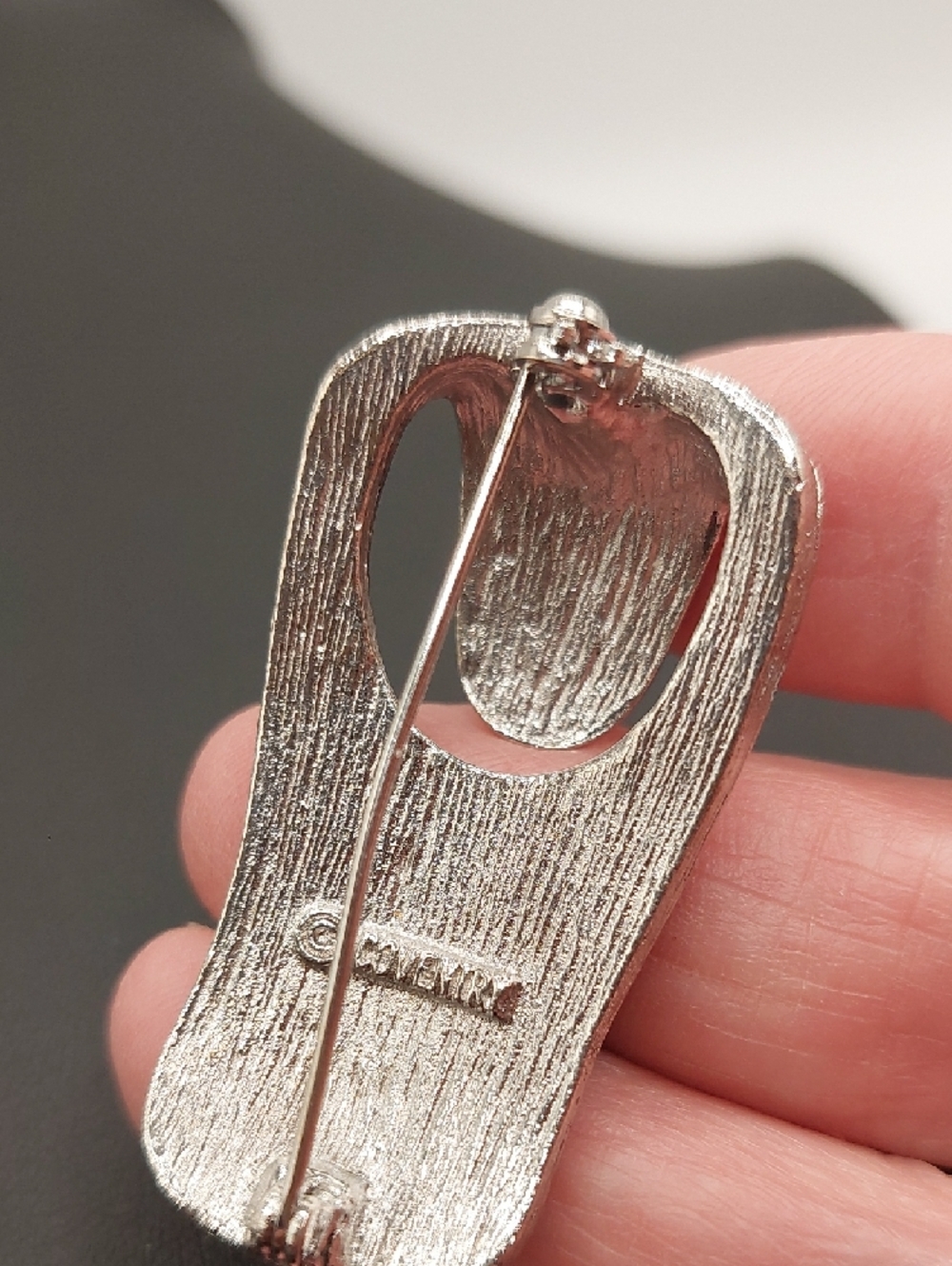 Sarah Coventry Vintage 1973 Hammered Silvertone Glasses Holder Heart Brooch Pin - Picture 13 of 13